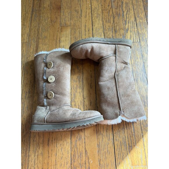 Ugg Boots Style 1873 Bailey Button Triplet Tan Womens Size 9 EUC - Picture 1 of 10